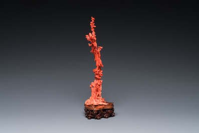 Sculpture de Xiwangmu debout sur un rocher en corail rouge, Chine, 19/20&egrave;me