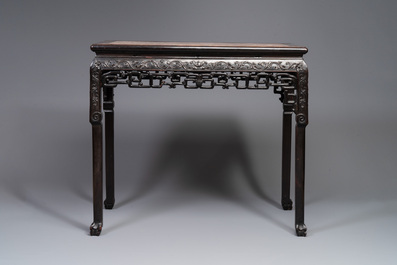 Table en bois sculpt&eacute; &agrave; plateau en marbre rose, Chine, 19&egrave;me (Lindsay Burns, 4/8/20)
