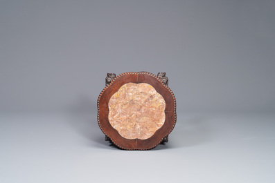 Table basse et un socle en bois sculpt&eacute; aux plateaux en marbre, Chine, 19&egrave;me