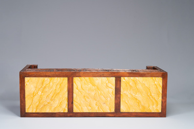 Table basse et un socle en bois sculpt&eacute; aux plateaux en marbre, Chine, 19&egrave;me