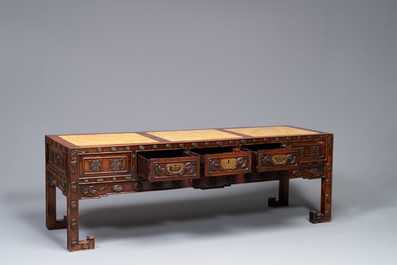 Table basse et un socle en bois sculpt&eacute; aux plateaux en marbre, Chine, 19&egrave;me
