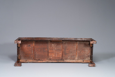 Table basse et un socle en bois sculpt&eacute; aux plateaux en marbre, Chine, 19&egrave;me