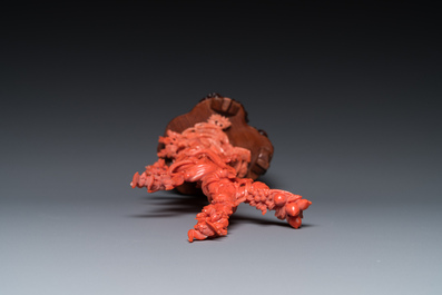 Sculpture de Xiwangmu debout sur un rocher en corail rouge, Chine, 19/20&egrave;me