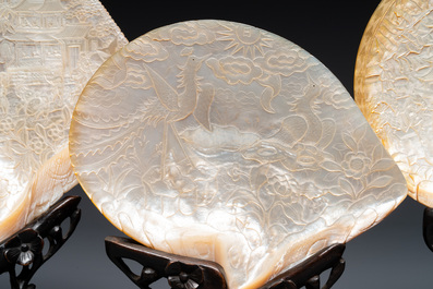 Cinq coquillages en nacre sculpt&eacute;s sur socles en bois, Chine, Canton, 19&egrave;me