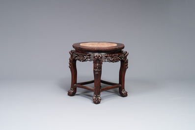 Table basse et un socle en bois sculpt&eacute; aux plateaux en marbre, Chine, 19&egrave;me