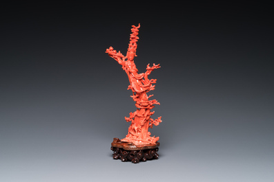 Sculpture de Xiwangmu debout sur un rocher en corail rouge, Chine, 19/20&egrave;me