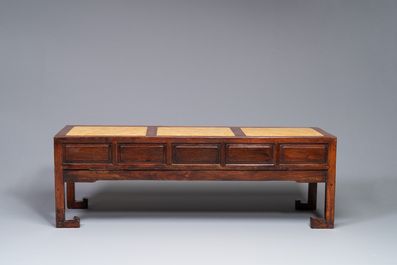 Table basse et un socle en bois sculpt&eacute; aux plateaux en marbre, Chine, 19&egrave;me