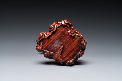 Sculpture de Xiwangmu debout sur un rocher en corail rouge, Chine, 19/20&egrave;me