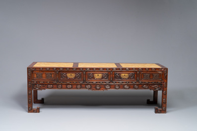 Table basse et un socle en bois sculpt&eacute; aux plateaux en marbre, Chine, 19&egrave;me