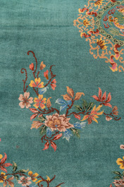 Een groot Chinees smaragdgroen tapijt met floraal decor, Republiek