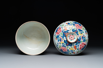 A pair of large Chinese famille rose jars and covers with floral design, Qianlong
