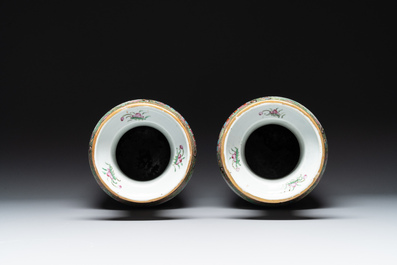 Paire de vases de forme rouleau en porcelaine de Chine famille rose de Canton, 19&egrave;me