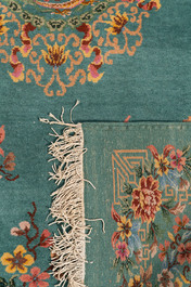 Een groot Chinees smaragdgroen tapijt met floraal decor, Republiek