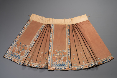 A Chinese embroidered silk skirt and a women's summer robe, 18th/19th C.