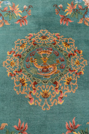Een groot Chinees smaragdgroen tapijt met floraal decor, Republiek