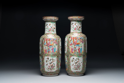 Paire de vases de forme rouleau en porcelaine de Chine famille rose de Canton, 19&egrave;me