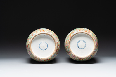 Paire de vases de forme rouleau en porcelaine de Chine famille rose de Canton, 19&egrave;me