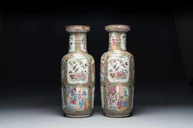 Paire de vases de forme rouleau en porcelaine de Chine famille rose de Canton, 19&egrave;me