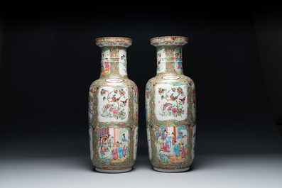 Paire de vases de forme rouleau en porcelaine de Chine famille rose de Canton, 19&egrave;me