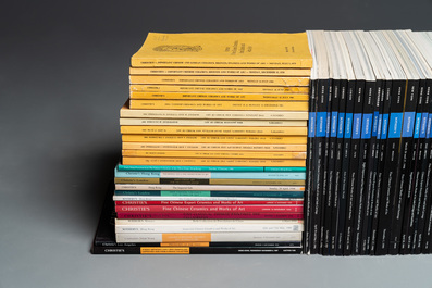 Collection vari&eacute;e de 113 anciens catalogues de vente aux ench&egrave;res d'art chinois de Christie's et Sotheby's, ann&eacute;es 1960 et apr&egrave;s