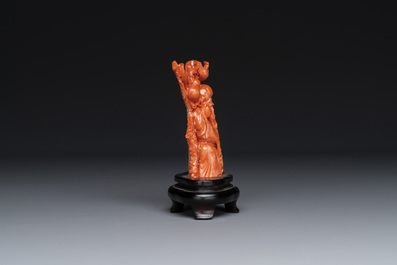 Sculpture de Shoulao en corail rouge sur socle en bois, Chine, 19/20&egrave;me