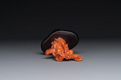 Sculpture de Shoulao en corail rouge sur socle en bois, Chine, 19/20&egrave;me