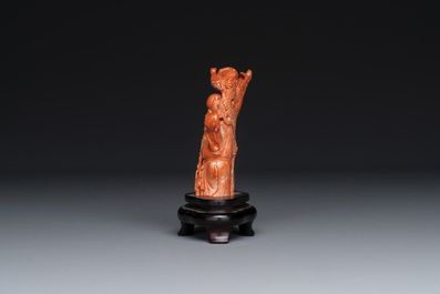 Sculpture de Shoulao en corail rouge sur socle en bois, Chine, 19/20&egrave;me