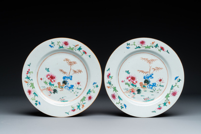 Une paire d'assiettes famille rose &agrave; d&eacute;cor de coqs et une paire d'assiettes &agrave; d&eacute;cor floral, Qianlong