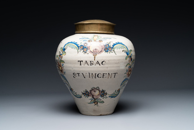 Een polychrome aardewerken 'St. Vincent' tabakspot, Frankrijk, 18e eeuw