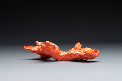 Grand groupe d'immortelles en corail rouge sur socle en bois, Chine, 19/20&egrave;me