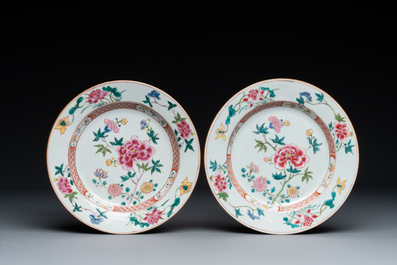 Une paire d'assiettes famille rose &agrave; d&eacute;cor de coqs et une paire d'assiettes &agrave; d&eacute;cor floral, Qianlong