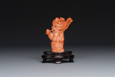 Sculpture de Shoulao en corail rouge sur socle en bois, Chine, 19/20&egrave;me