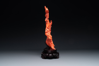 Grand groupe d'immortelles en corail rouge sur socle en bois, Chine, 19/20&egrave;me