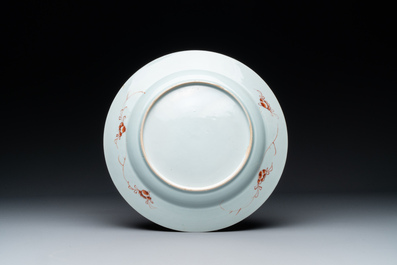 Een Chinese famille rose schotel met landschapsdecor, Yongzheng