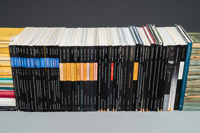 Collection vari&eacute;e de 113 anciens catalogues de vente aux ench&egrave;res d'art chinois de Christie's et Sotheby's, ann&eacute;es 1960 et apr&egrave;s