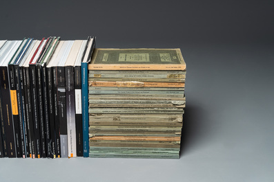 Collection vari&eacute;e de 113 anciens catalogues de vente aux ench&egrave;res d'art chinois de Christie's et Sotheby's, ann&eacute;es 1960 et apr&egrave;s