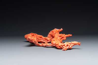 Grand groupe d'immortelles en corail rouge sur socle en bois, Chine, 19/20&egrave;me