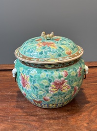 Een Chinese famille rose 'kamcheng' dekselkom voor de Straits of Peranakan markt, 19e eeuw