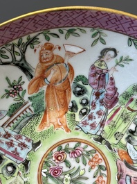 Een paar Chinese Canton famille rose koppen en schotels, 19e eeuw