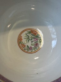 Een paar Chinese Canton famille rose koppen en schotels, 19e eeuw