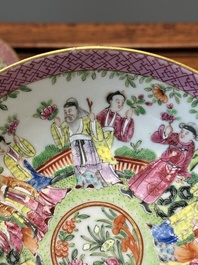 Een paar Chinese Canton famille rose koppen en schotels, 19e eeuw