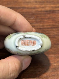 Drie diverse Chinese famille rose snuifflessen, Daoguang merk en periode