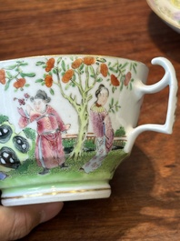 Een paar Chinese Canton famille rose koppen en schotels, 19e eeuw