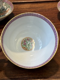 Een paar Chinese Canton famille rose koppen en schotels, 19e eeuw