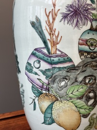 Vase en porcelaine de Chine famille rose, sign&eacute; Pan Zhaotang 潘肇唐, dat&eacute; 1918