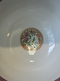 Een paar Chinese Canton famille rose koppen en schotels, 19e eeuw