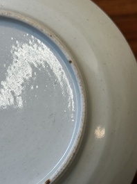 Een paar Chinese Canton famille rose koppen en schotels, 19e eeuw