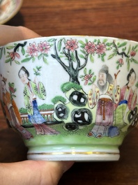 Een paar Chinese Canton famille rose koppen en schotels, 19e eeuw