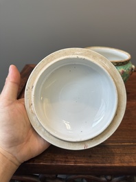 Een Chinese famille rose 'kamcheng' dekselkom voor de Straits of Peranakan markt, 19e eeuw