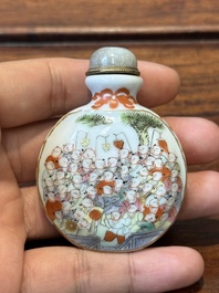 Drie Chinese famille rose snuifflessen, Qianlong merk, 19e eeuw